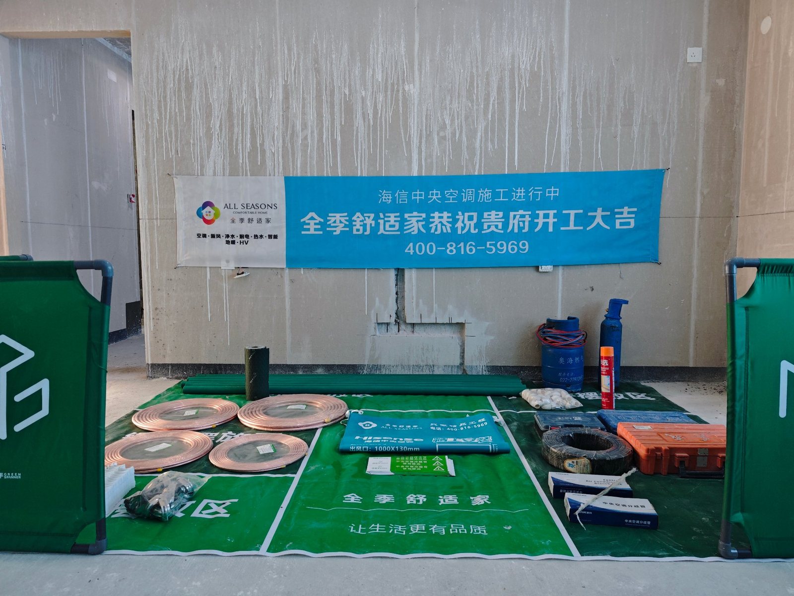 开工布置与材料分区摆放（自有项目实拍）